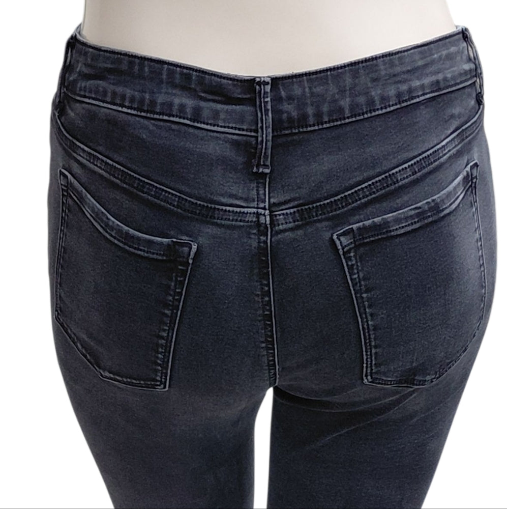 8216....Women's APT.9 Skinny Jeans Size 14