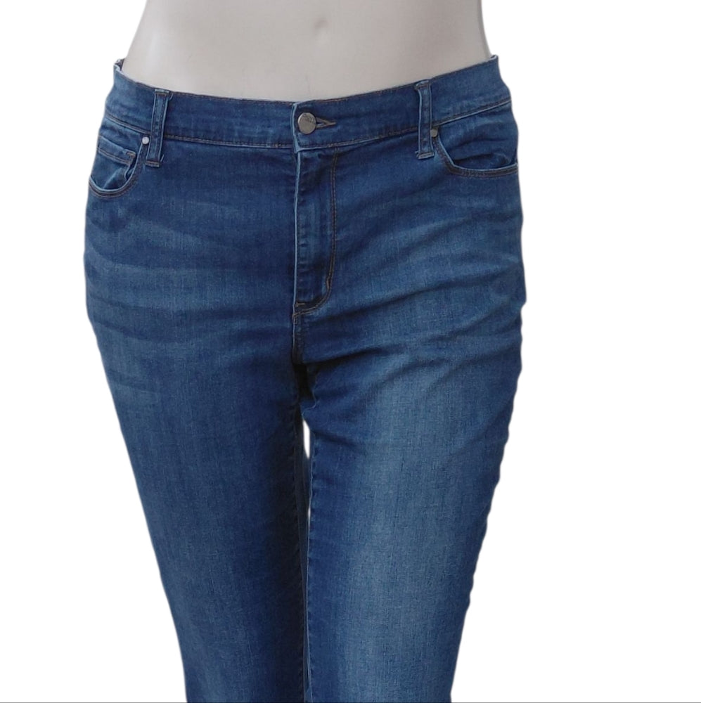 8232.....DKNY Straight Leg Denim Jeans Size 14X30