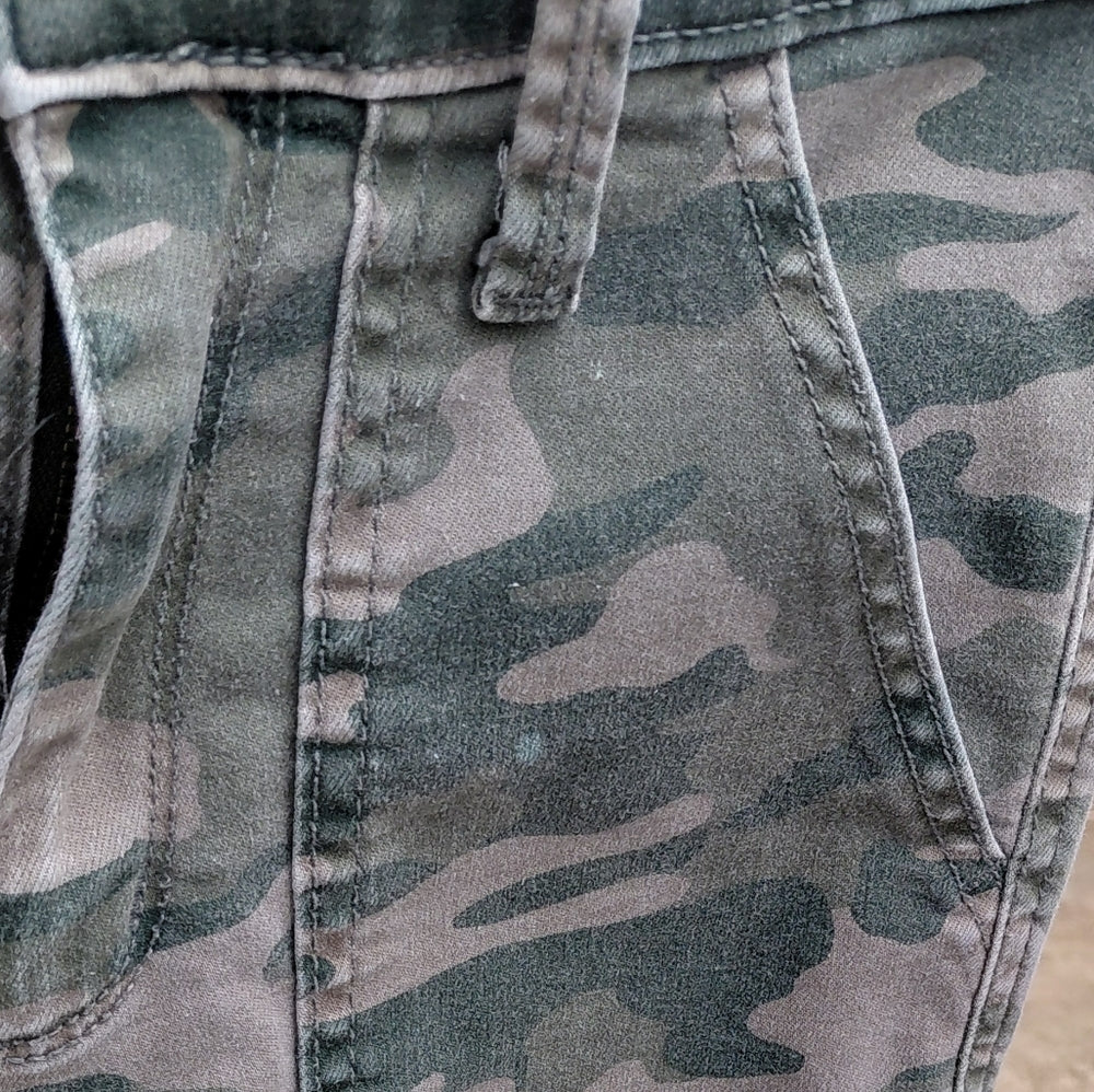 8286.....Camouflage Cargo Pants Size 00/24