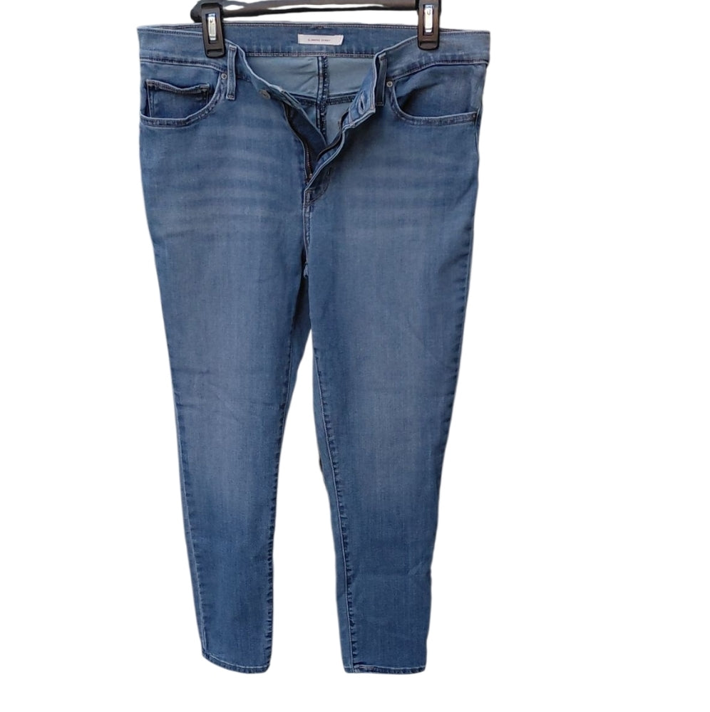 9316...Women's Levi's Slimming Skinny Jeans Size W32