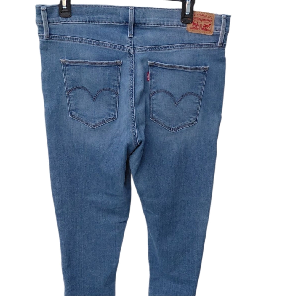 9316...Women's Levi's Slimming Skinny Jeans Size W32