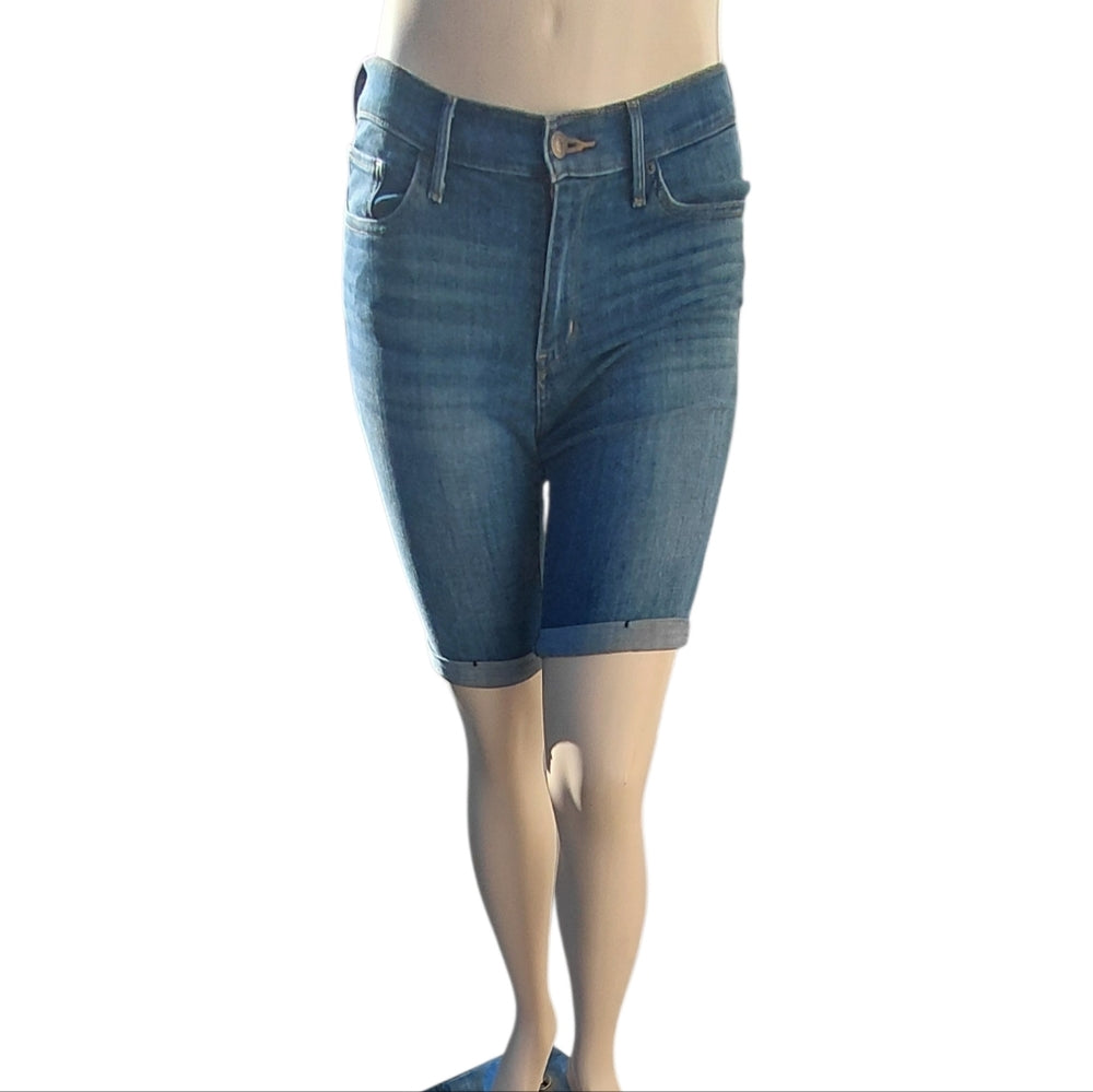 7023A....Women's Denim Levi's Shorts Size 31