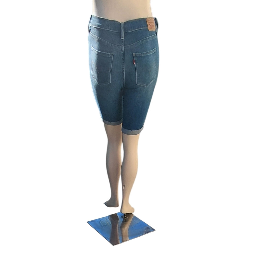 7023A....Women's Denim Levi's Shorts Size 31
