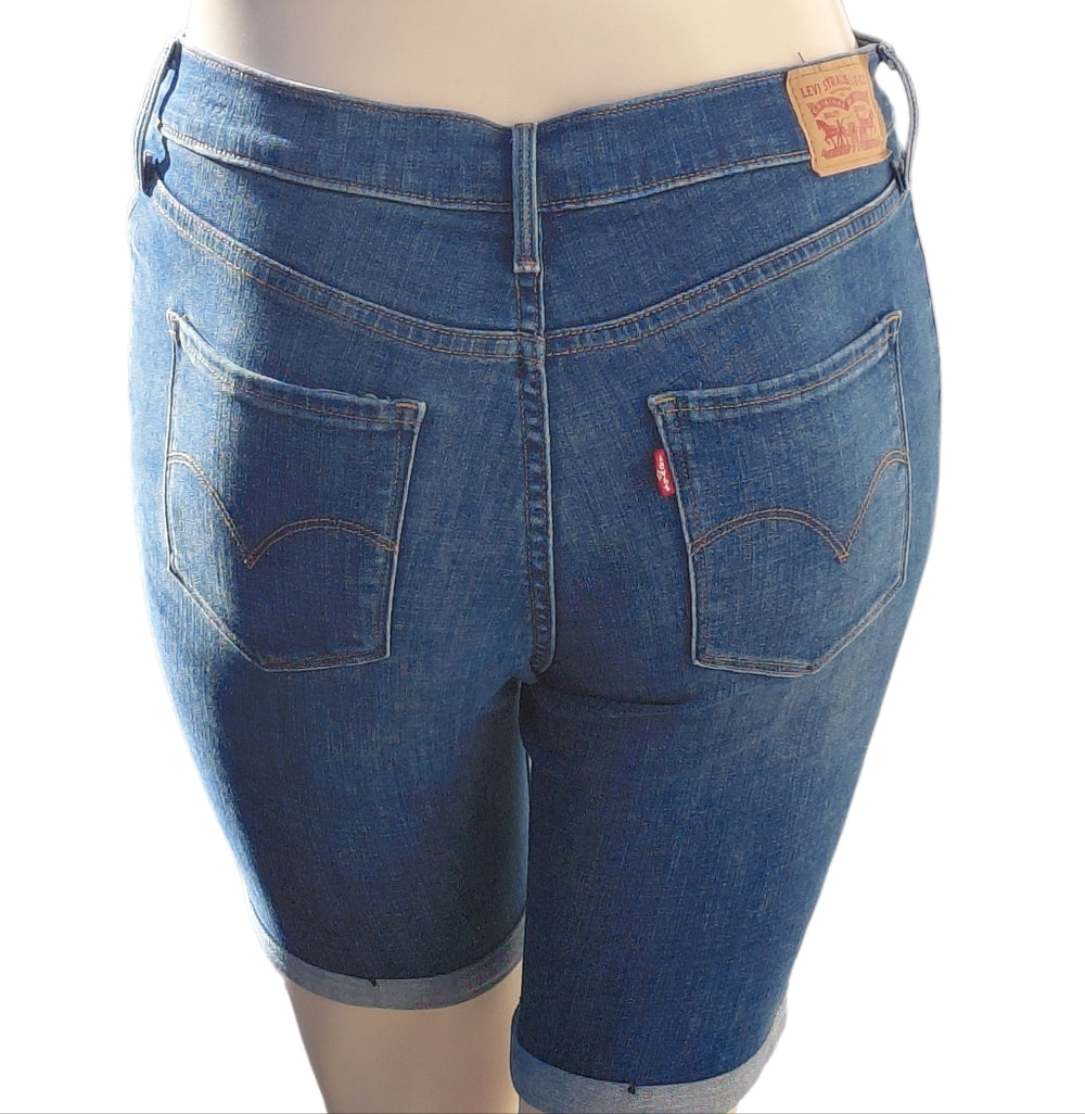 7023A....Women's Denim Levi's Shorts Size 31