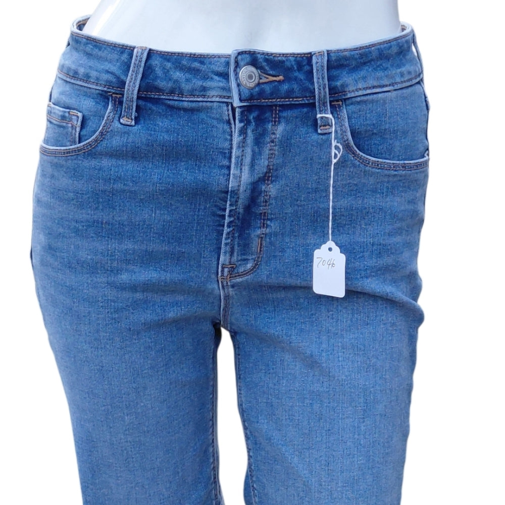 7046....Old Navy Denim Bermuda Shorts Size 4, W26" 8 1/2" Inseam, 9 1/2" Rise