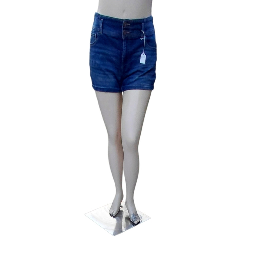 7054....Women's No Boundaries Shorts Size 17, W32" 2 1/2" Inseam, 11" Rise