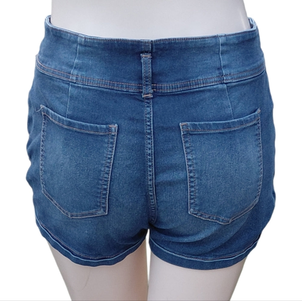 7054....Women's No Boundaries Shorts Size 17, W32" 2 1/2" Inseam, 11" Rise