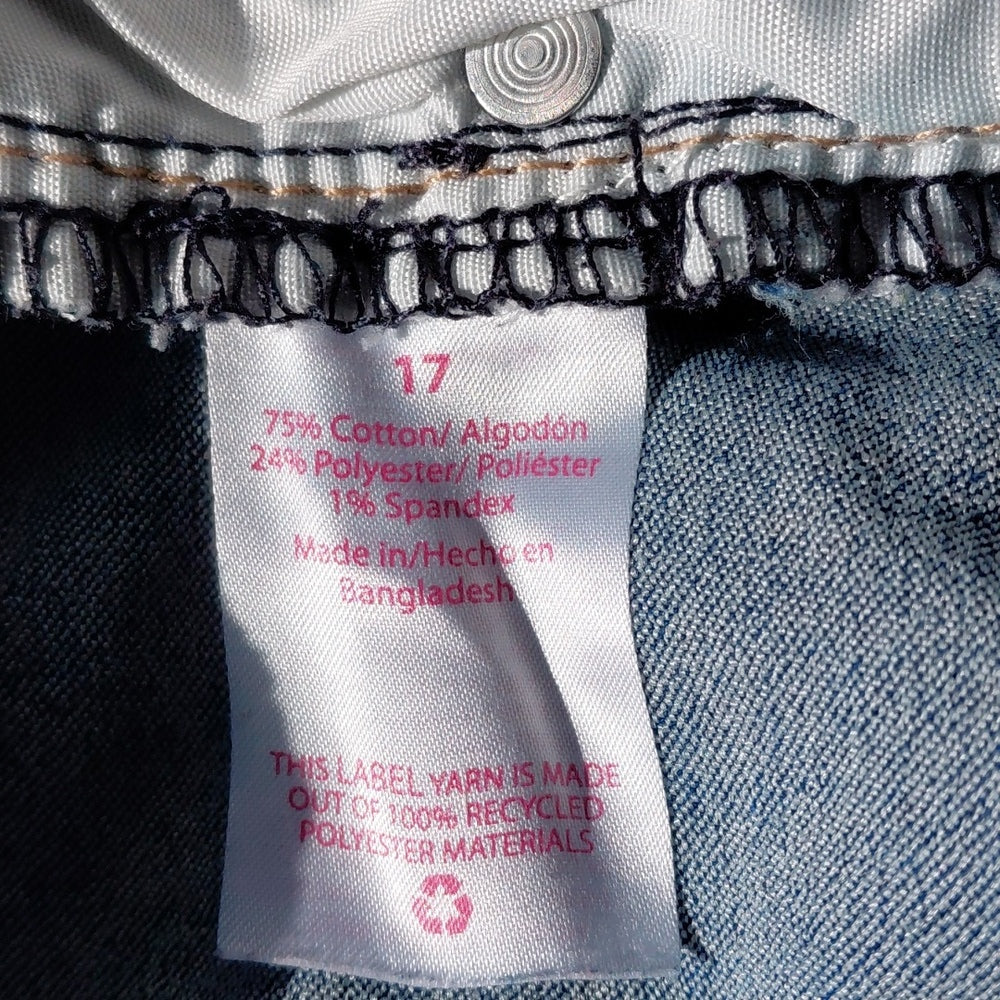 7054....Women's No Boundaries Shorts Size 17, W32" 2 1/2" Inseam, 11" Rise