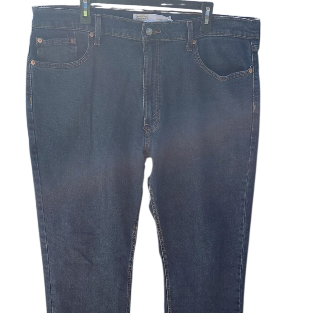 7077....Men's Signature Levi Strauss Jeans Size 40x32, 11 1/2" Rise