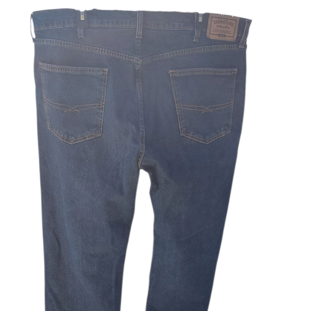 7077....Men's Signature Levi Strauss Jeans Size 40x32, 11 1/2" Rise