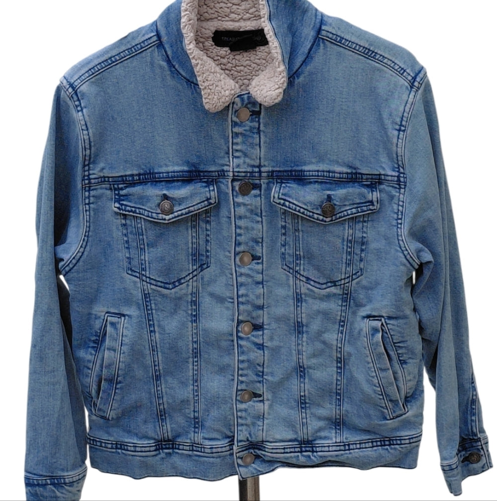 7098..Women's Treasure Bond Light Wash Denim Sherpa Jacket Size XL (14/16)