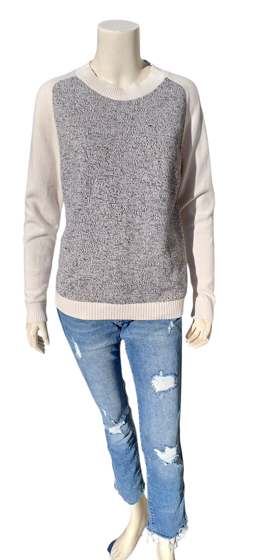 9318....Women's Preowned Long Sleeve Pullover Sweater Size Medium