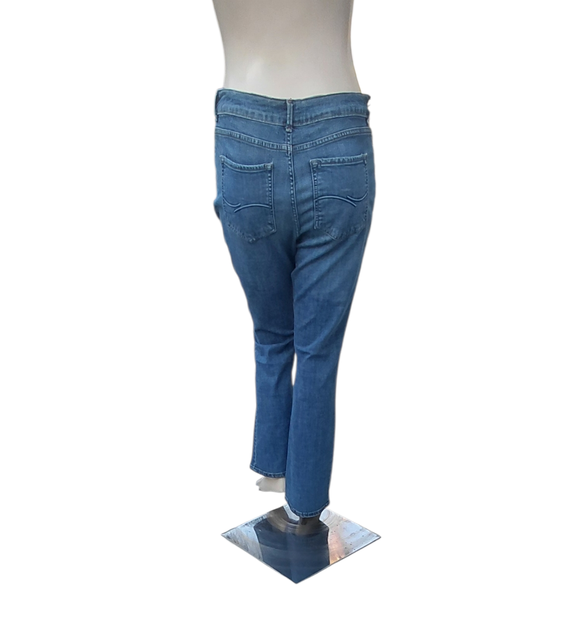 588428...Preowned Lee Modern Series Curvy Bootcut Size 18 Medium, W34" 30"Inseam 11"Rise