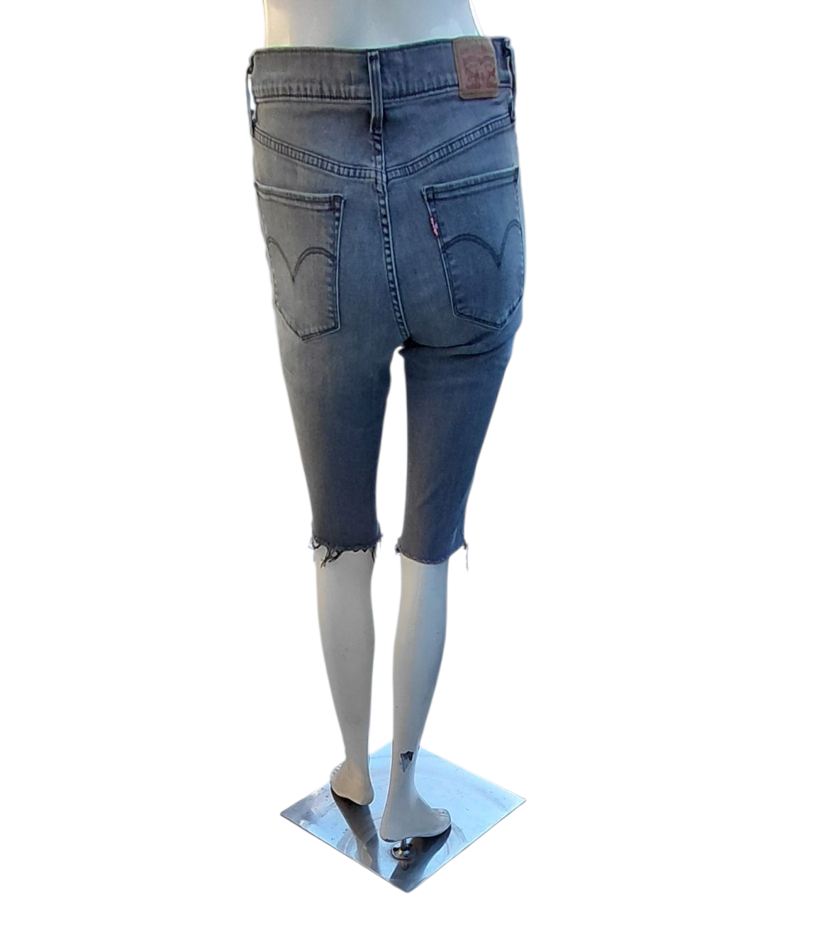 661941....Preowned Levi's Gray Shorts Size 29