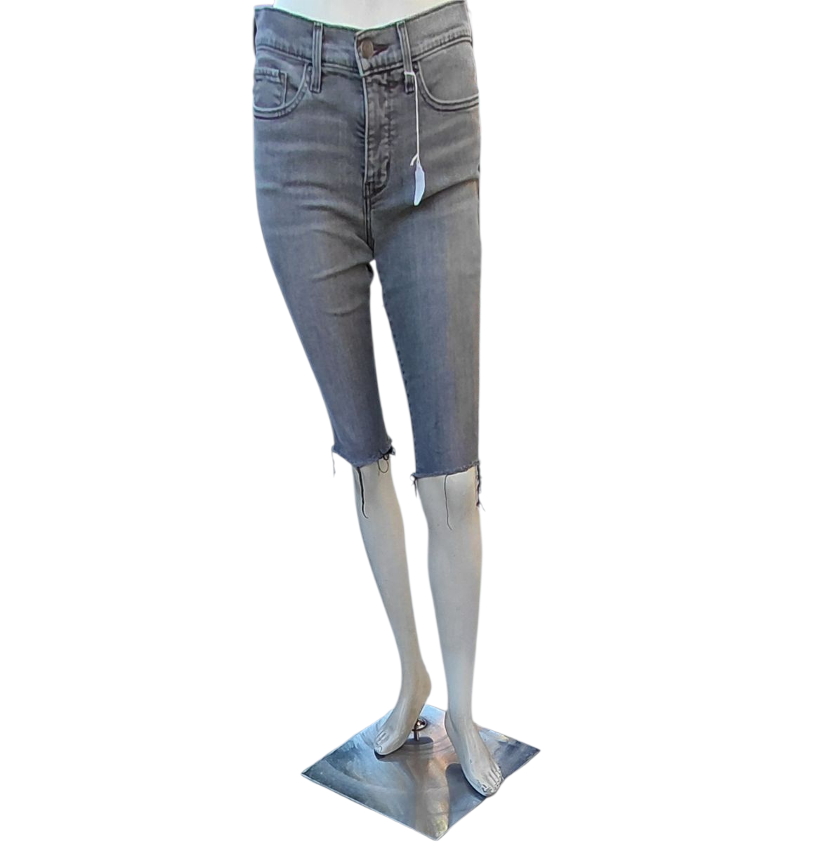 661941....Preowned Levi's Gray Shorts Size 29