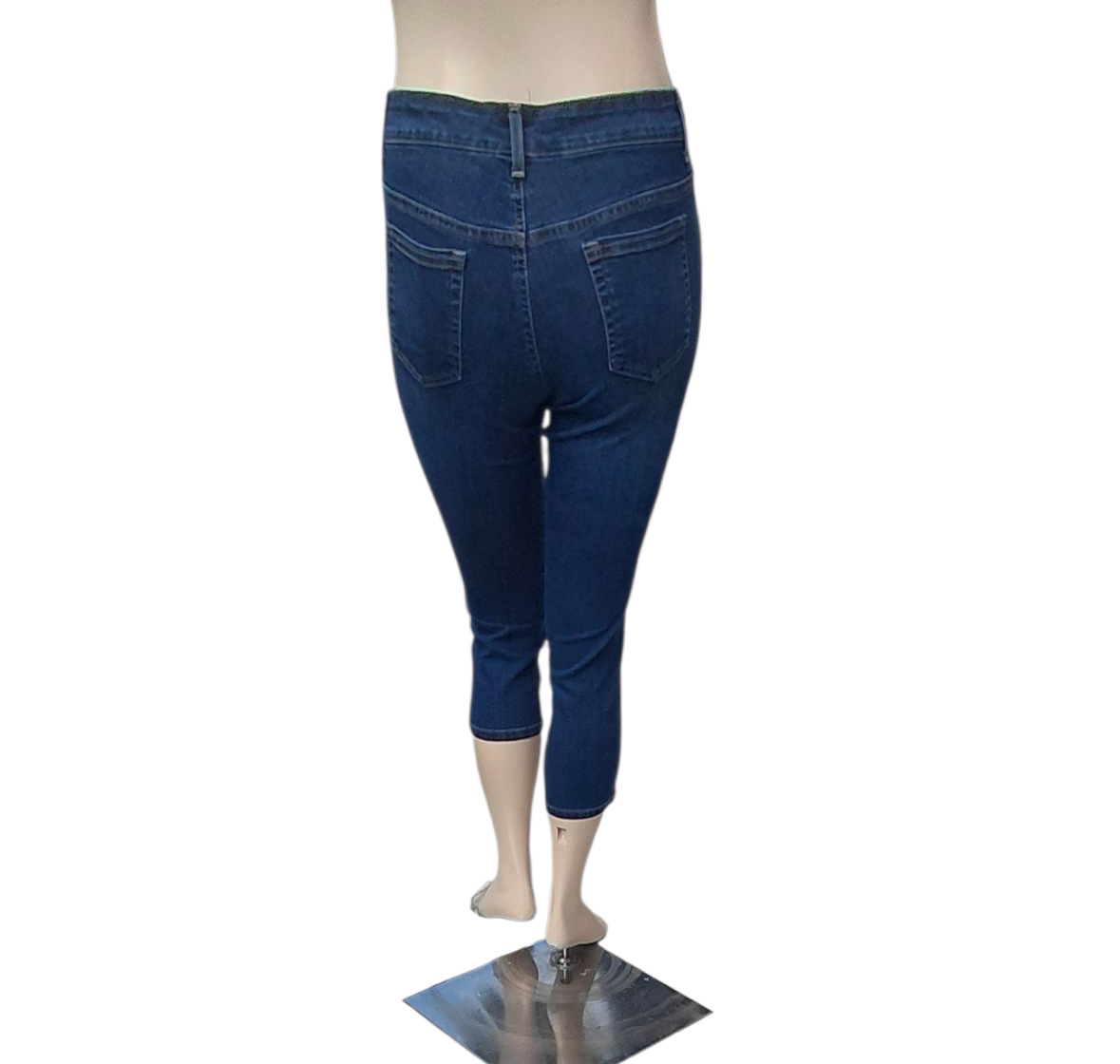 93312...Preowned Women's Bandolino Crop Jeans Size 12