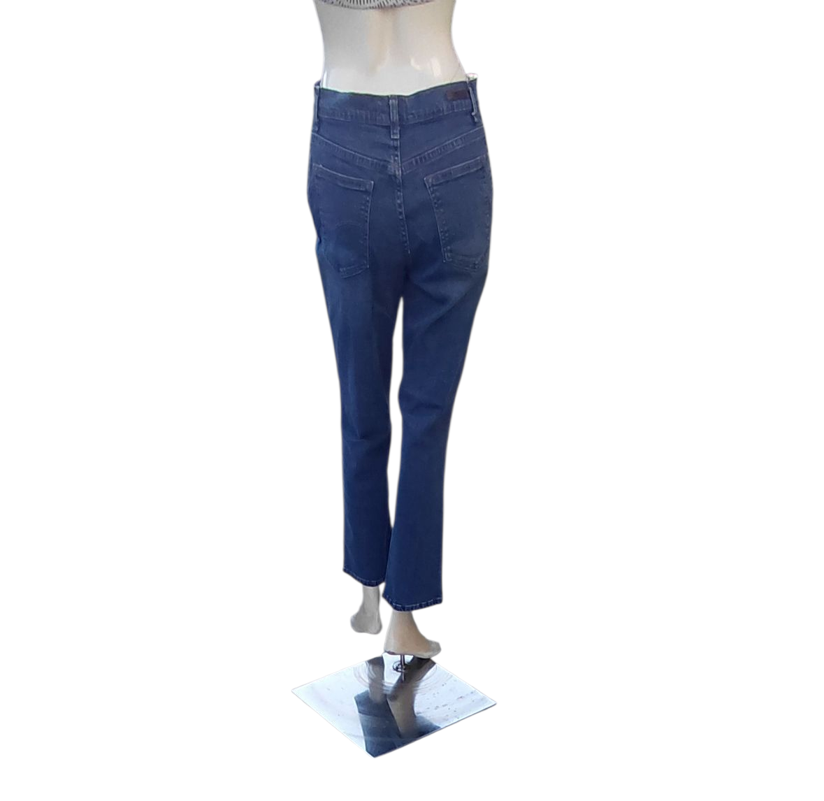 700384...Preowned Relaxed Straight leg Jeans Size 4P, W28"  27"Inseam  10"Rise