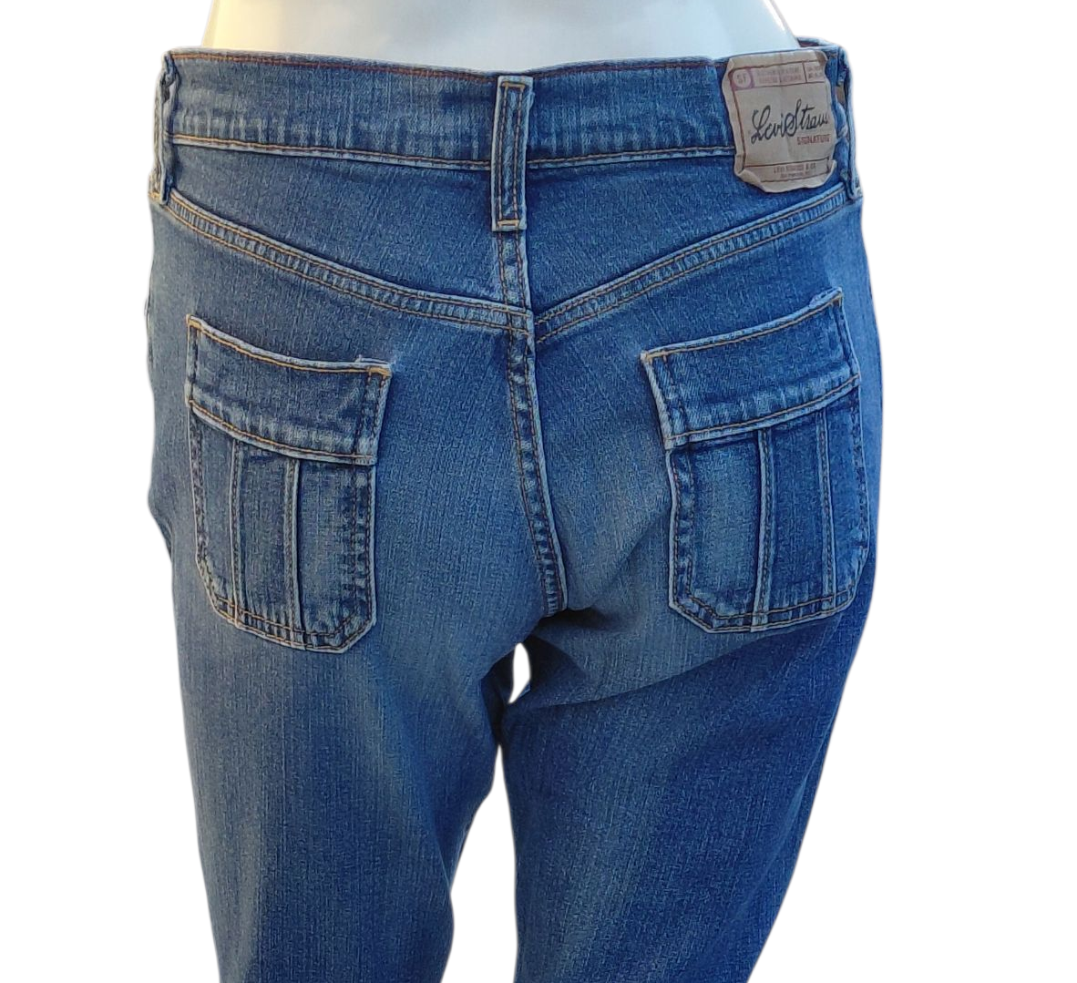 42435....Preowned Levis Strauss Crop Jeans Size Misses 4