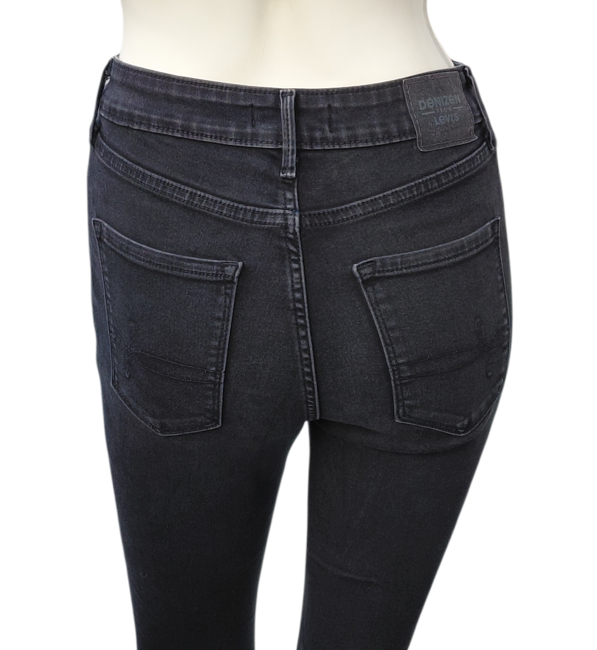 669744.....Preowned Denizen by Levi's Skinny Jeans Size 2M, 27" Inseam