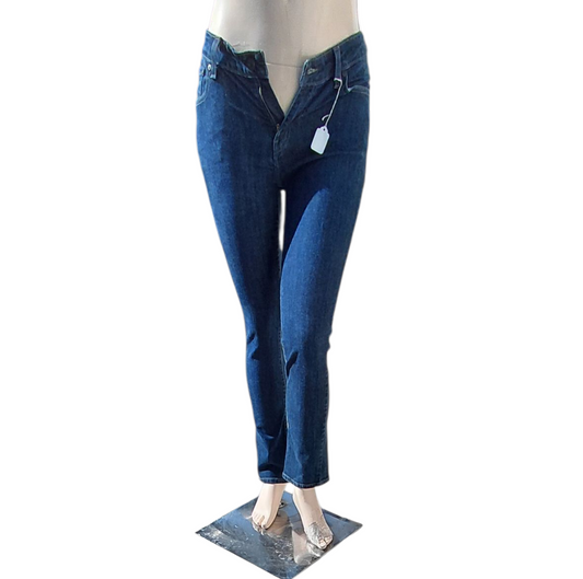 8233....Women's Preowned Levi Strauss Mid Rise Classic Jeans Size 10M