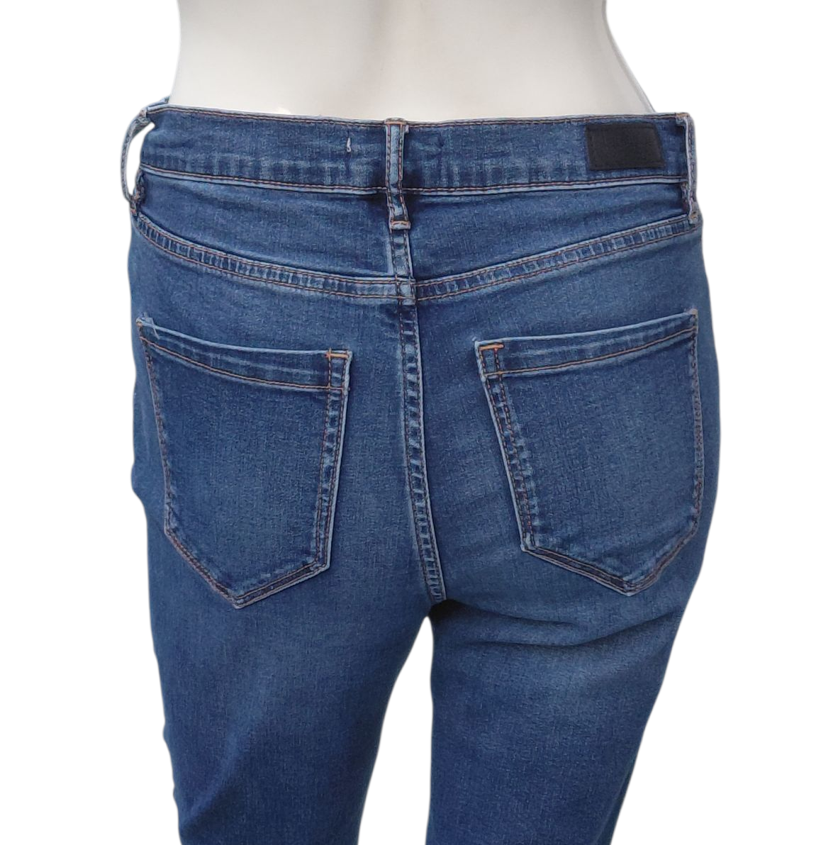 90033...Preowned Nicole Miller Ankle Crop Jeans Size 4, W26" 24"Inseam  9"Rise