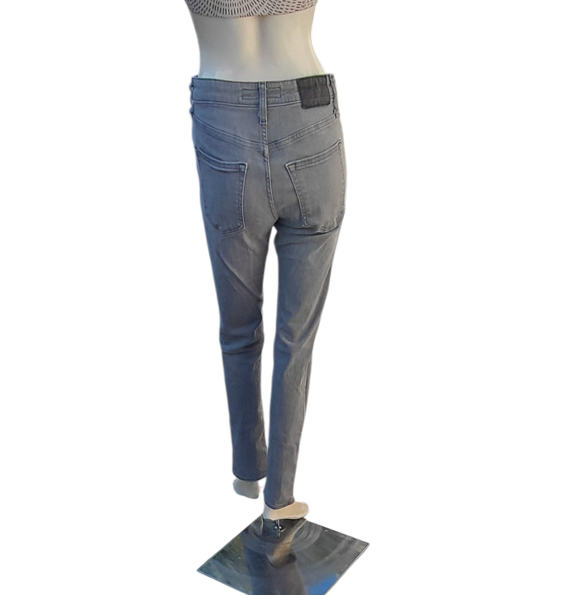 8239.....Preowned Women's Gray Express Slim Straight Jeans Size 28X32