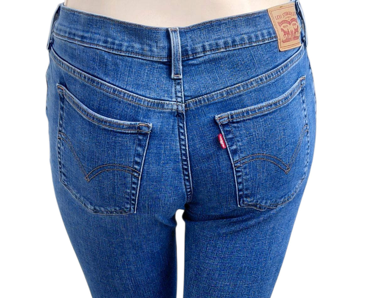 8264...Women's Preowned Levi's Boyfriend Jeans Size 31