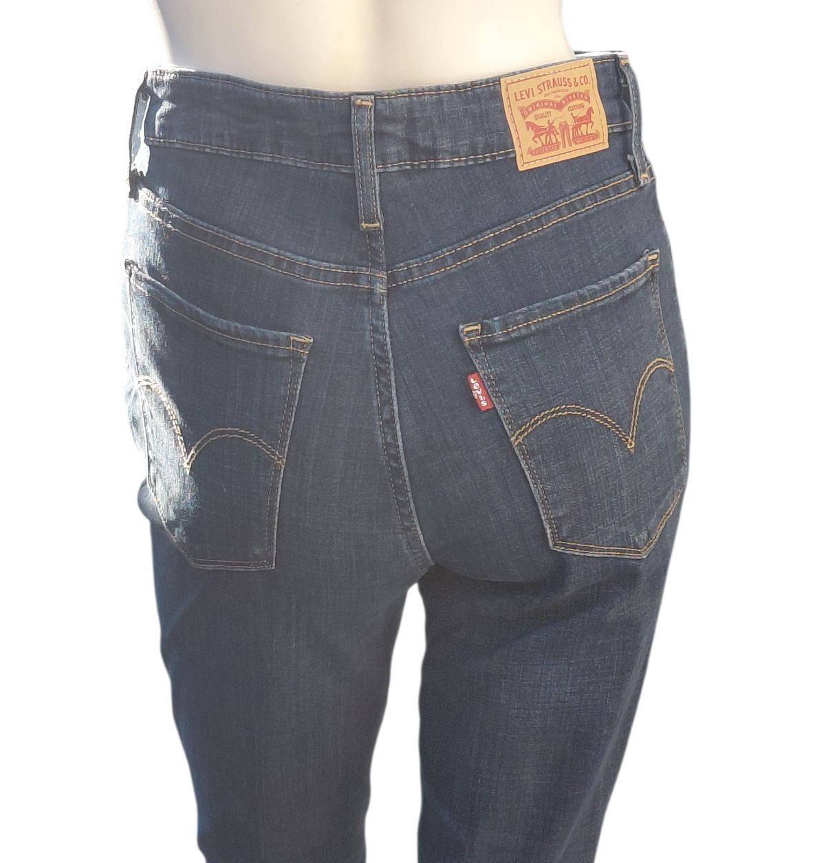 69584....Preowned Levi's 721 High Rise Skinny Jeans Size 28