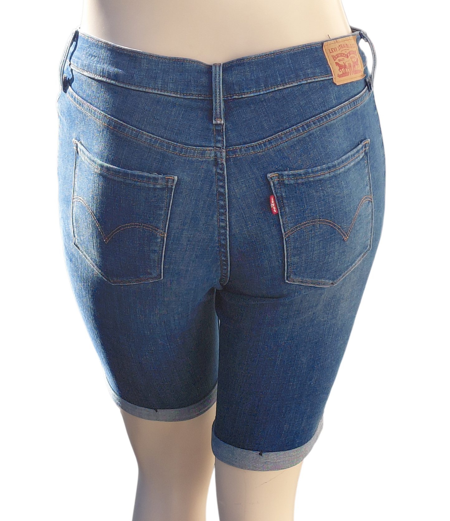 7023A....Women's Denim Levi's Shorts Size 31