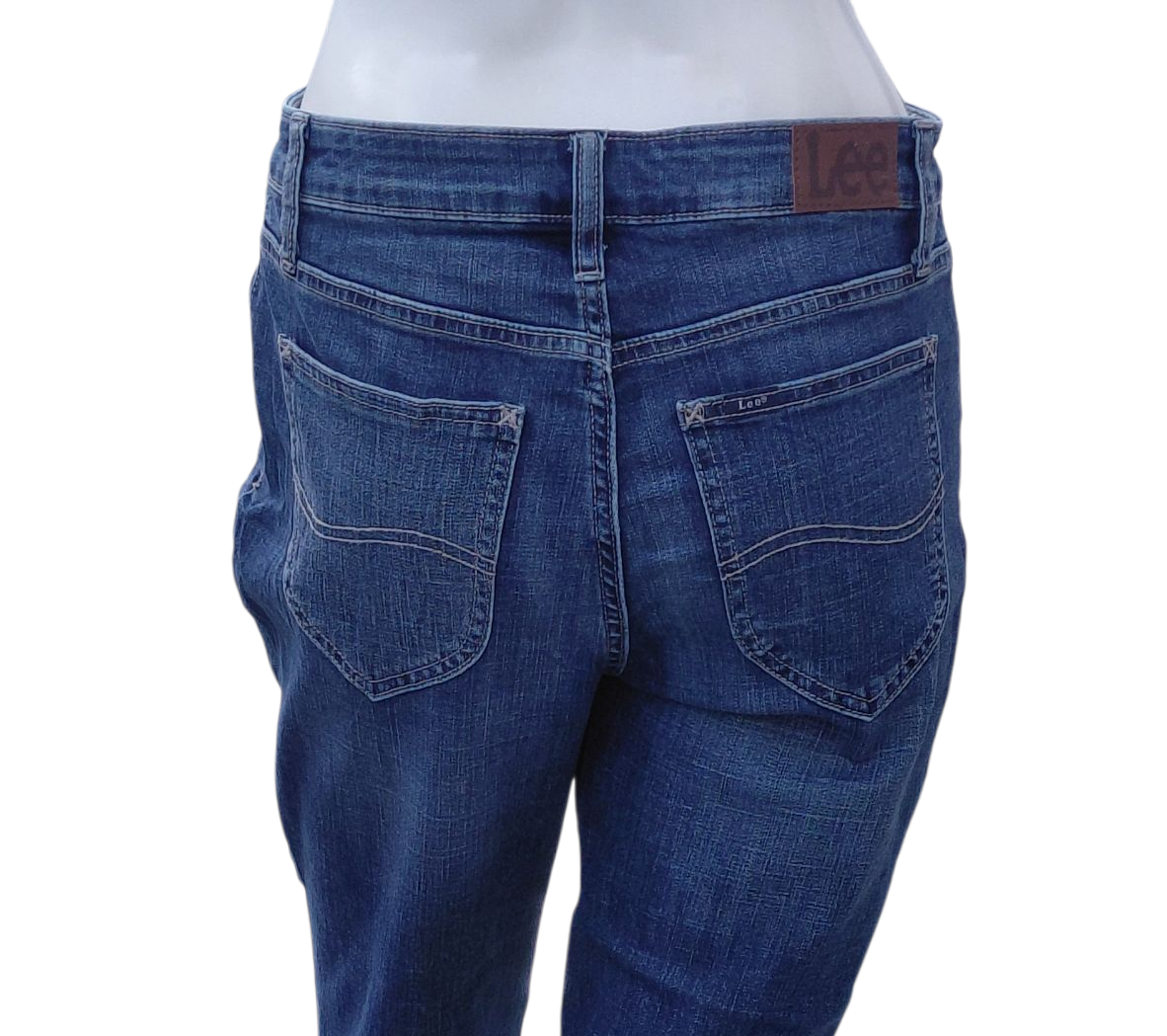 672244.....Preowned Lee Mid-Rise Capri Jeans Size 6M, W28" 22'"Inseam 9"Rise