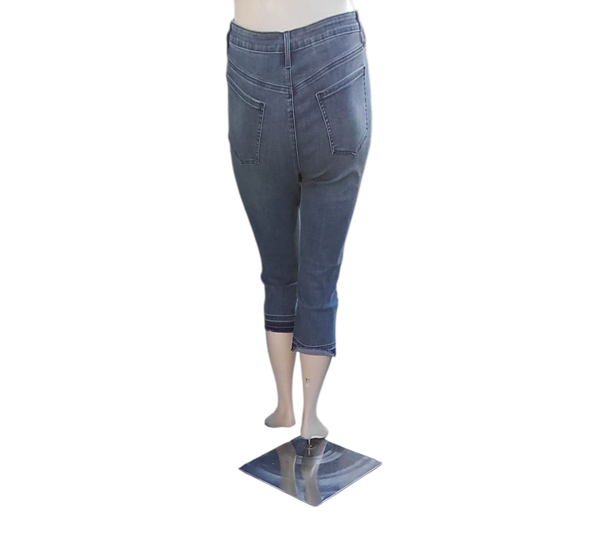 685446...Preowned Straight leg Jeans Size 12P, W30" 19 1/2"Inseam 11"Rise