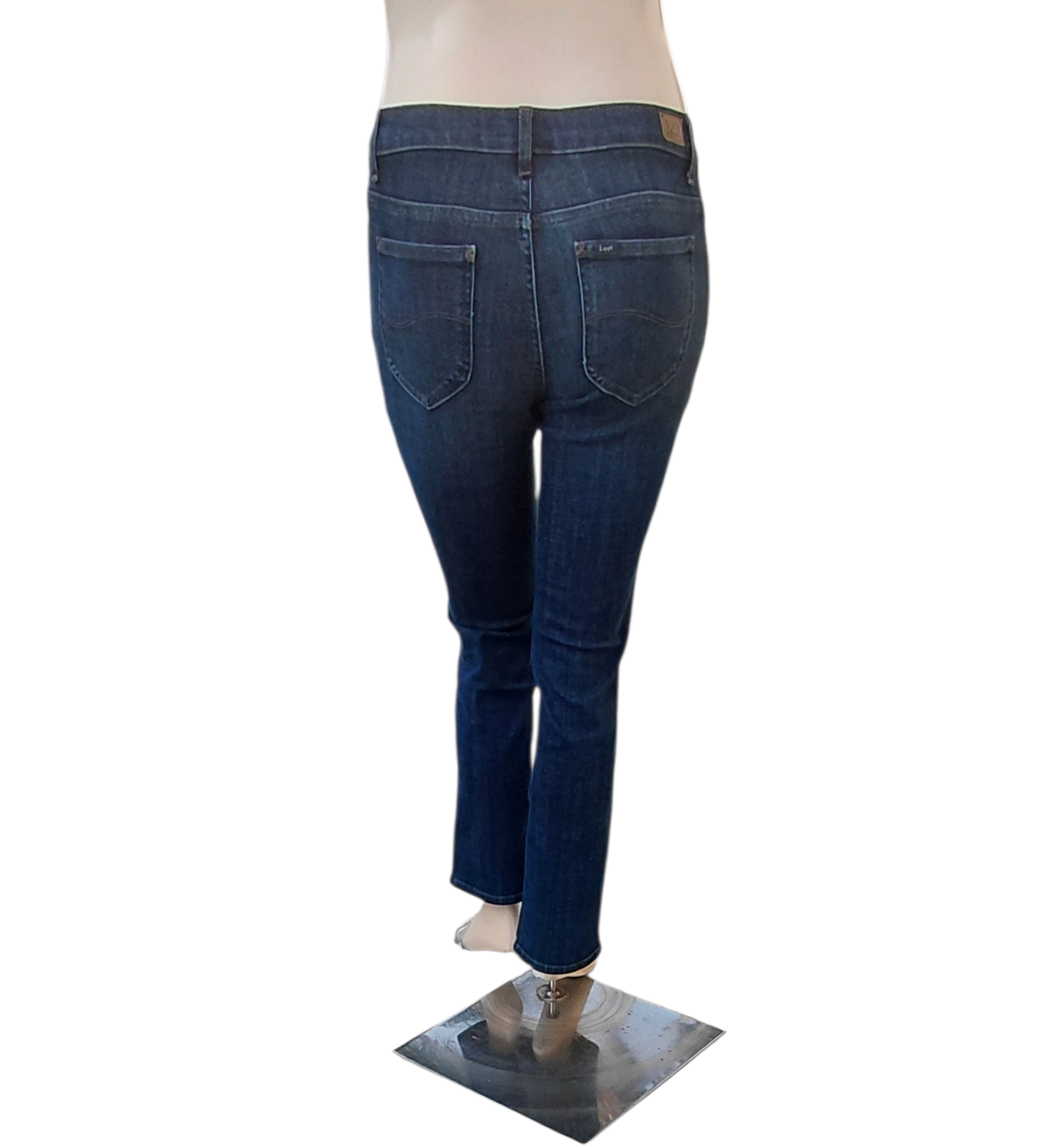 594631...Preowned Lee Relaxed Fit Straight leg Jeans Size 8 Med, W28" 29"Inseam 9"Rise