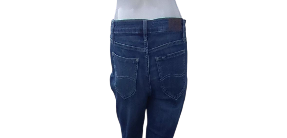 672244.....Preowned Lee Mid-Rise Capri Jeans Size 6M, W28" 22'"Inseam 9"Rise
