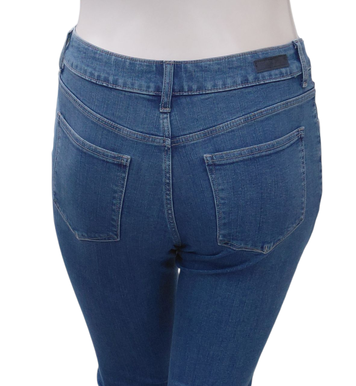 445013...Preowned Lee Straight leg Jeans Size 8 Short, W29" 28"Inseam  9 1/2"Rise