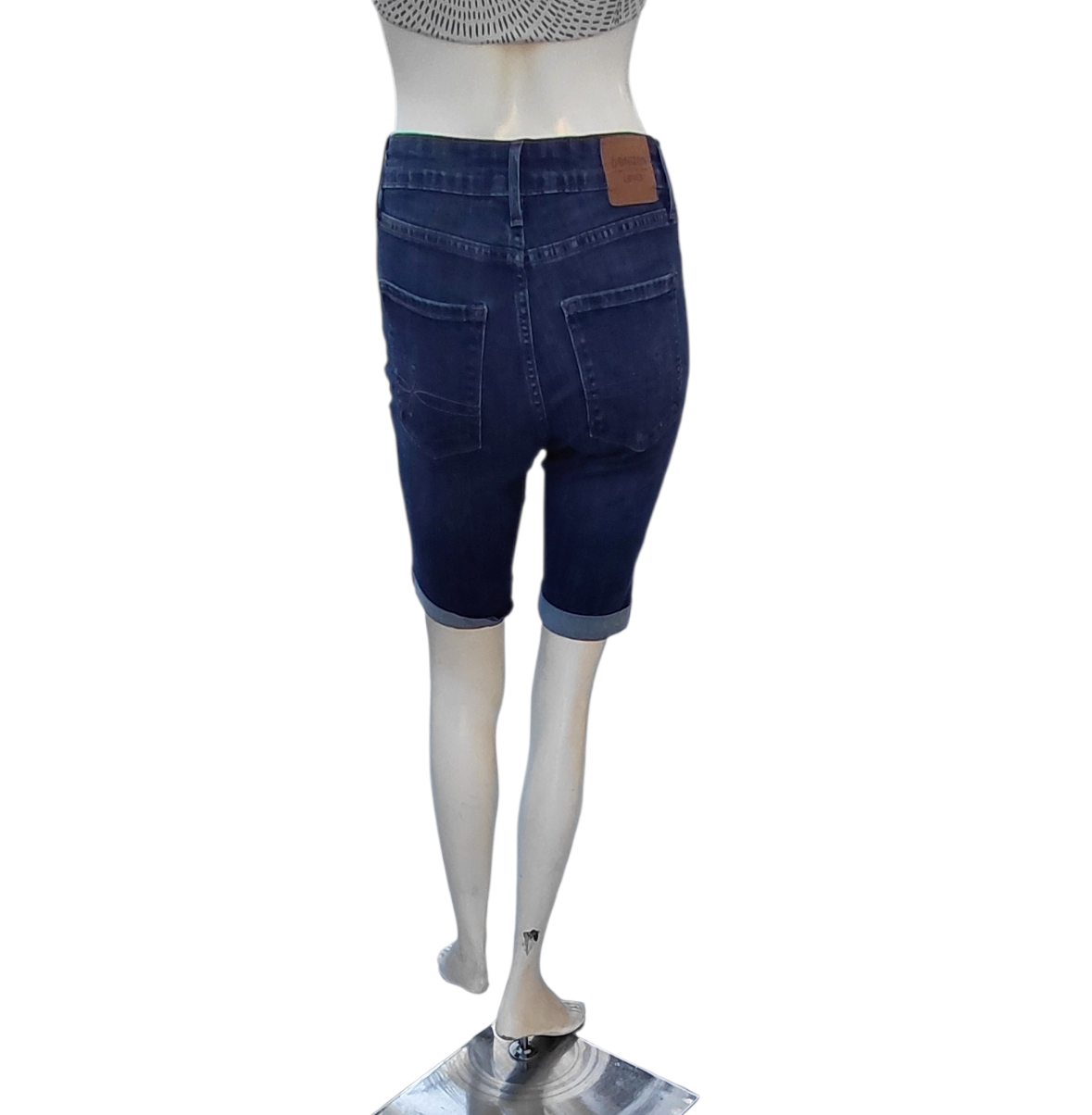 8246.....Preowned Denizen by Levi's Denim Jean Shorts Size 2 W26