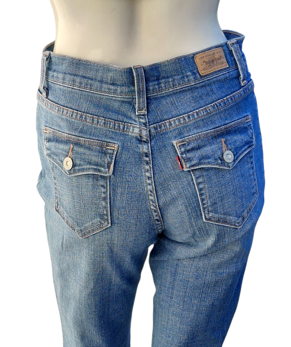 442615...Preowned Levis Perfectly Slimming Bootcut Size 6M