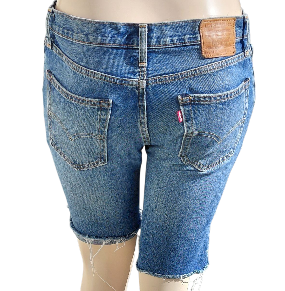 8229...Women's Preowned Distressed Levis Blue Denim Women Shorts Size W33
