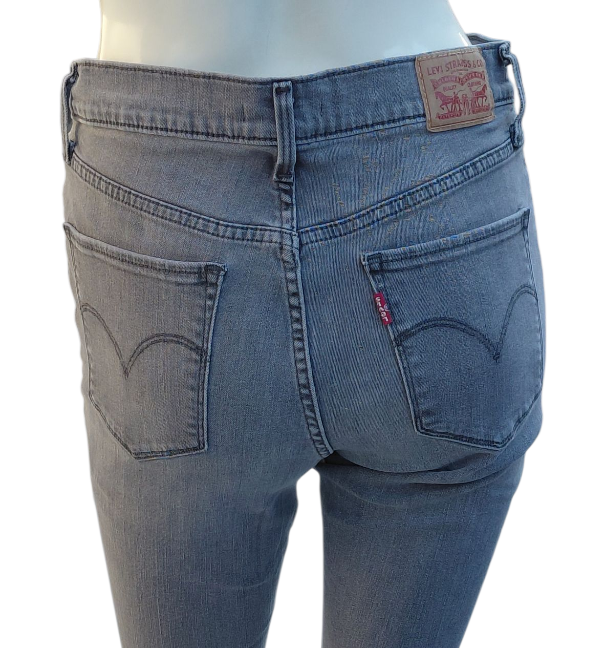 661941....Preowned Levi's Gray Shorts Size 29