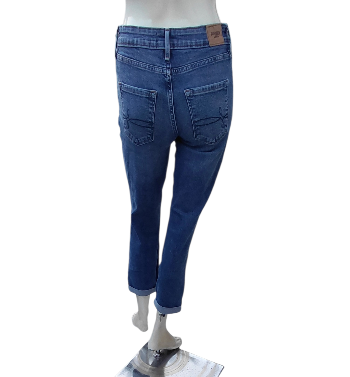 697910.....Preowned Denizen by Levi's Mid-Rise Boyfriend Jeans Size 2 W26