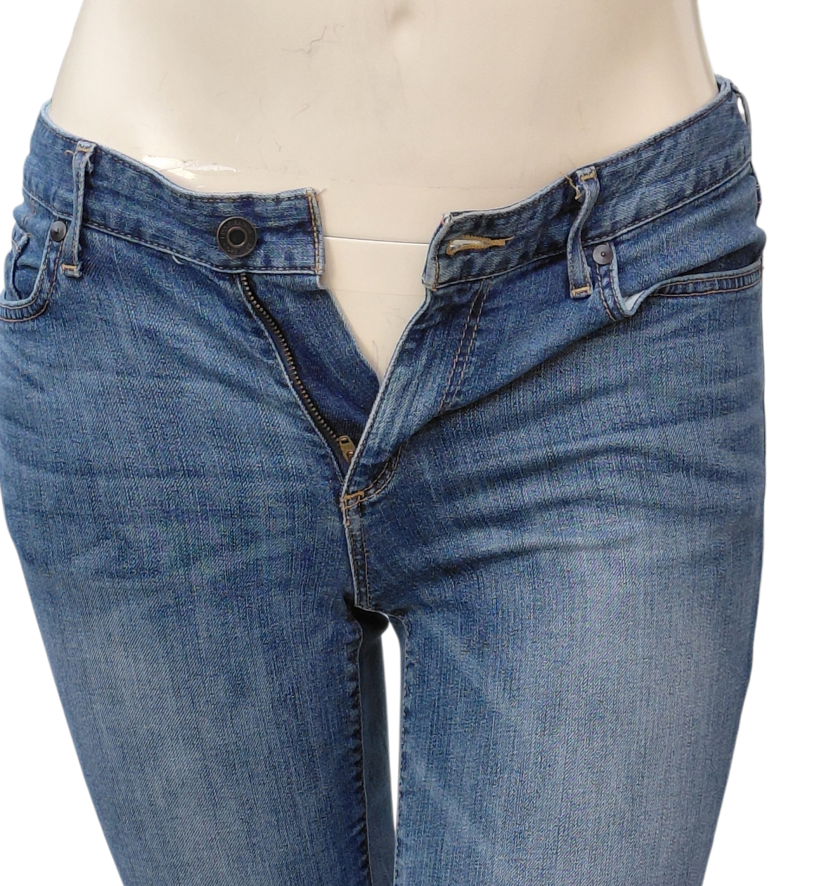8234....Preowned Women's Eddie Bauer Jeans Size 8