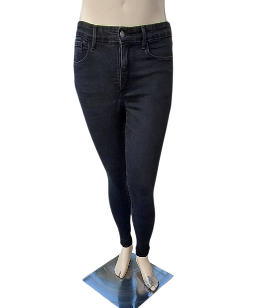 8266.....Preowned Denizen by Levi's Skinny Jeans Size 10 W30
