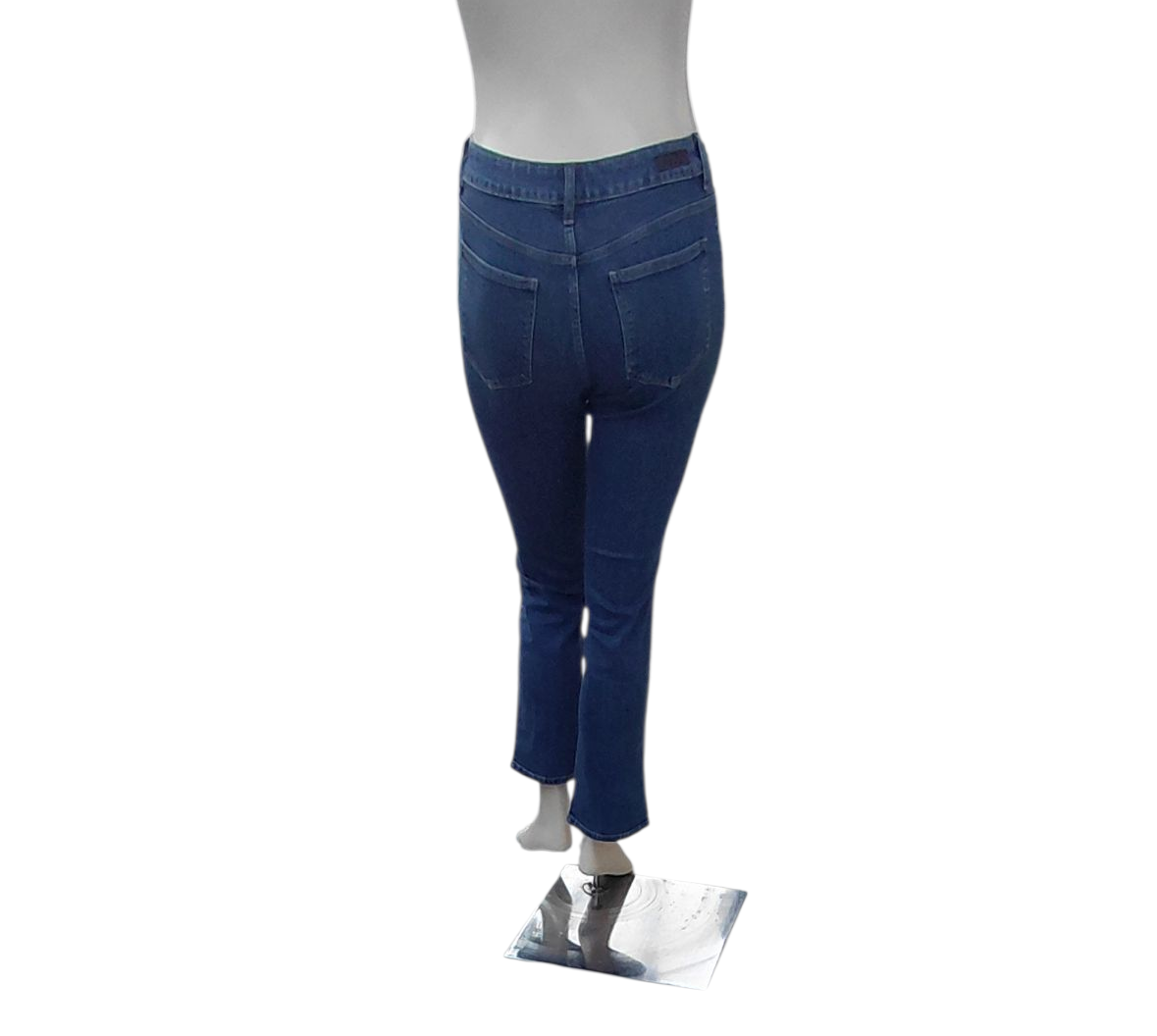 445013...Preowned Lee Straight leg Jeans Size 8 Short, W29" 28"Inseam  9 1/2"Rise