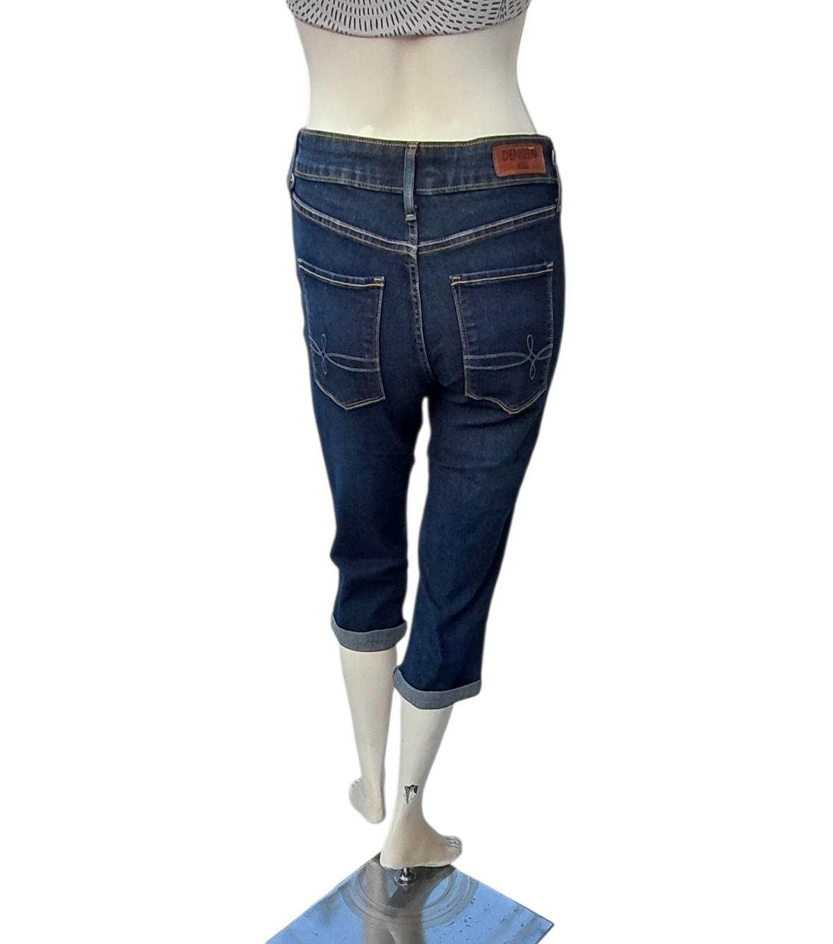 683412....Preowned Denizen by Levi's Crop Jeans Size 2