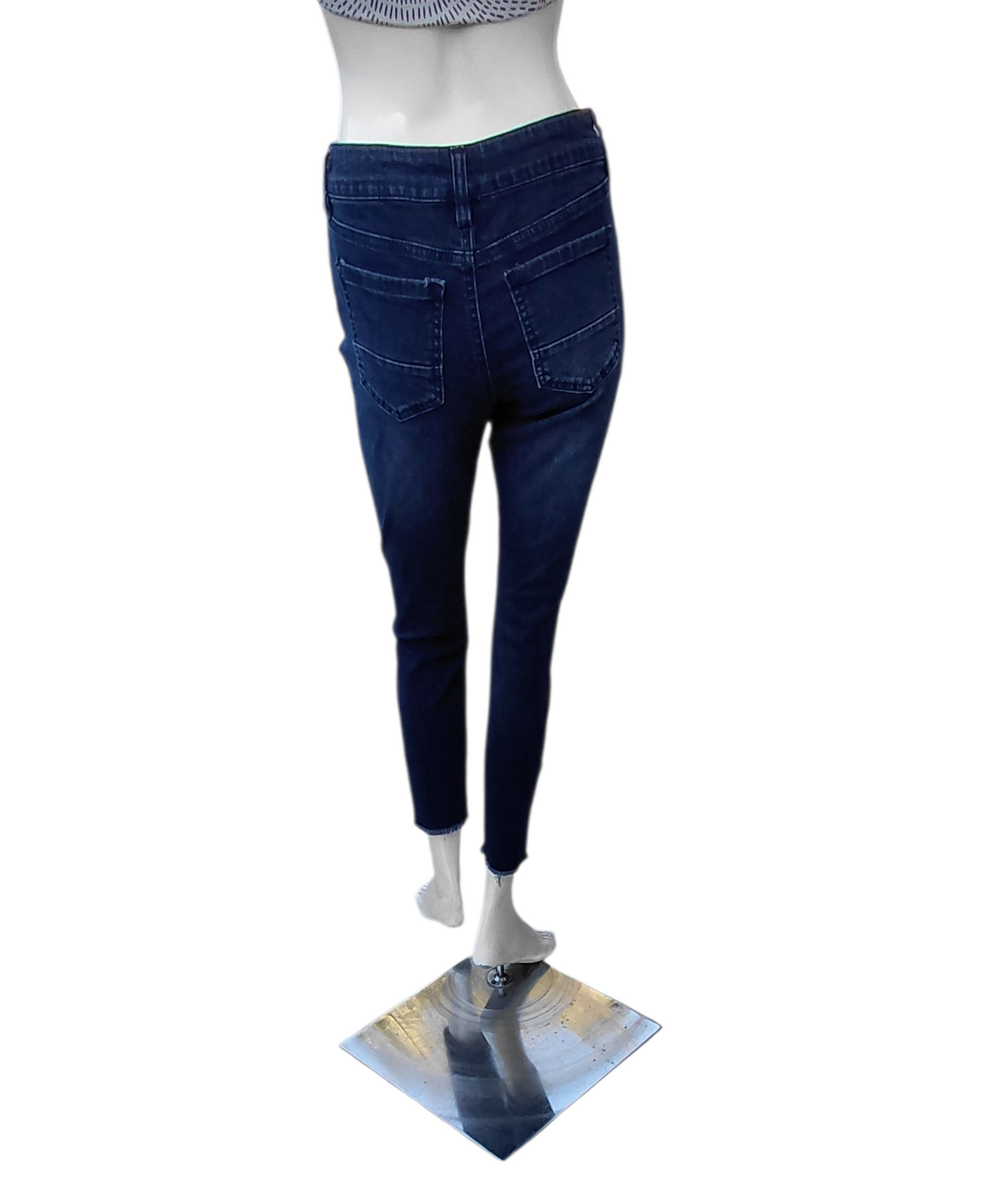 8176....Preowned Refuge Skinny Jeans Size W26"   25" Inseam, 8" Rise