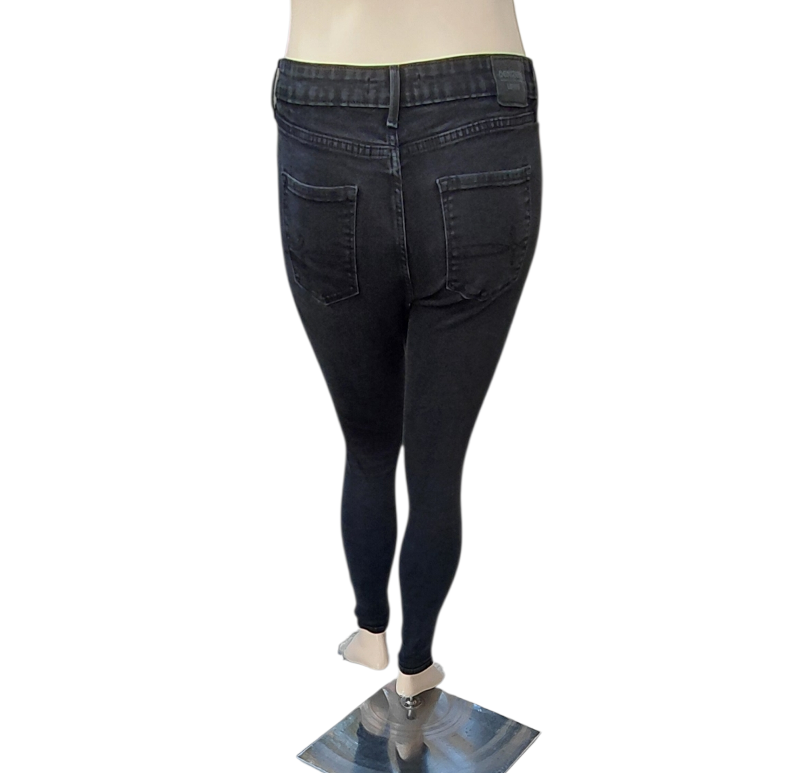 8266.....Preowned Denizen by Levi's Skinny Jeans Size 10 W30