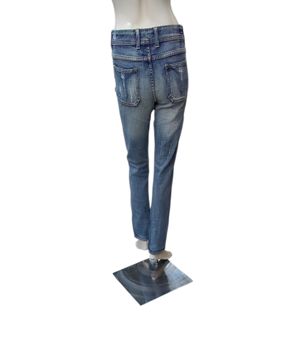 5082....Preowned Vigoss Studio Straight Leg Jeans Size W32", 31" Inseam 8 1/2" Rise