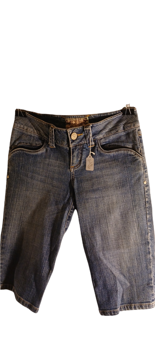 Sku 52432 PRE-OWNED....American Rag Cie Crop Jeans Size 3